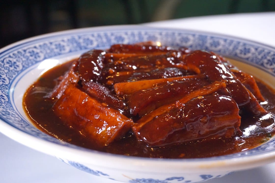 芋头扣肉是经典的倒扣菜式,炆煮后把食材铺排好后放码兜再蒸,肉鲜酱香